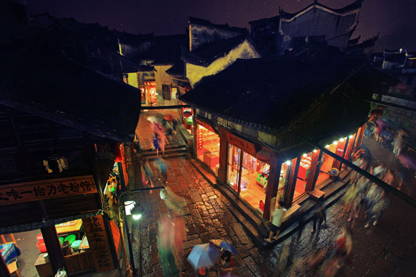 凤凰古城夜雨+湖北武汉+胡军.jpg