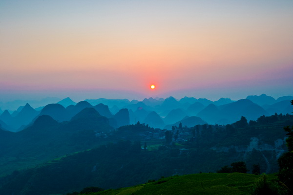 入选奖 李鉴泉 瑶寨日出.jpg