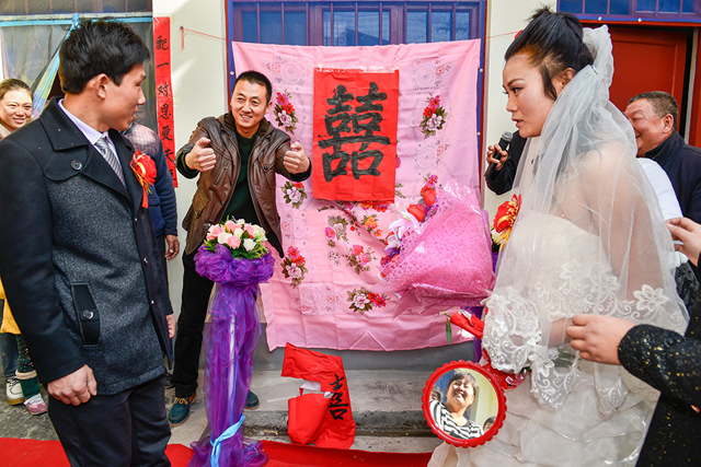 孙进秒 《夫妻对拜》 中国河南.jpg