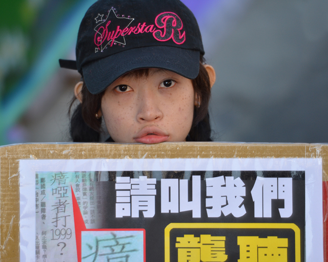 江德仁 《为聋人代言抗争》 中国台湾.JPG