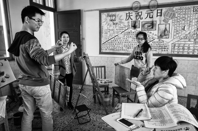 漆鄂华 《三个聋哑孩子的高考梦》 中国湖南.jpg