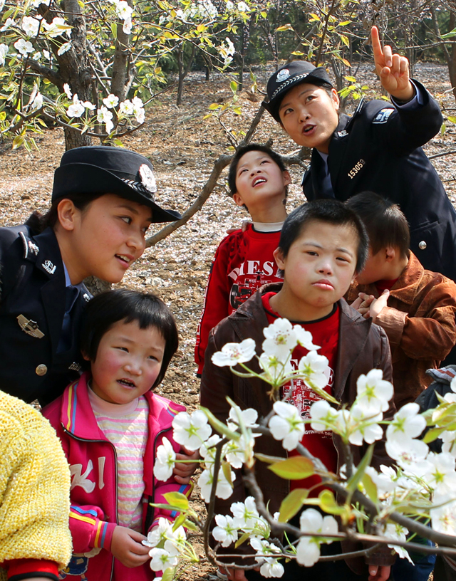 刘心中 《孤残儿童的春天》 中国山东.jpg